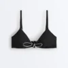 Trojúhelníkový bikini top s lemováním a vázáním Trojúhelníkový bikini top s lemováním a vázáním