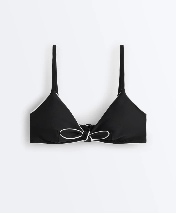 Trojúhelníkový bikini top s lemováním a vázáním Trojúhelníkový bikini top s lemováním a vázáním