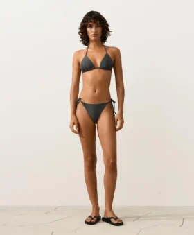 Bikiny se středním krytím a vázáním z žakárové látky s efektem praní Bikiny se středním krytím a vázáním z žakárové látky s efektem praní