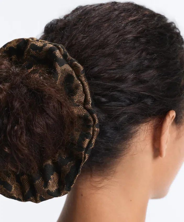 Velká gumička do vlasů s leopardím žakárovým vzorem Velká gumička do vlasů s leopardím žakárovým vzorem