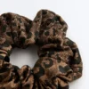 Velká gumička do vlasů s leopardím žakárovým vzorem Velká gumička do vlasů s leopardím žakárovým vzorem