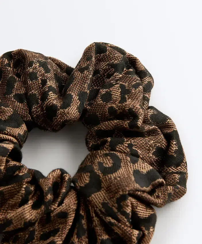 Velká gumička do vlasů s leopardím žakárovým vzorem Velká gumička do vlasů s leopardím žakárovým vzorem